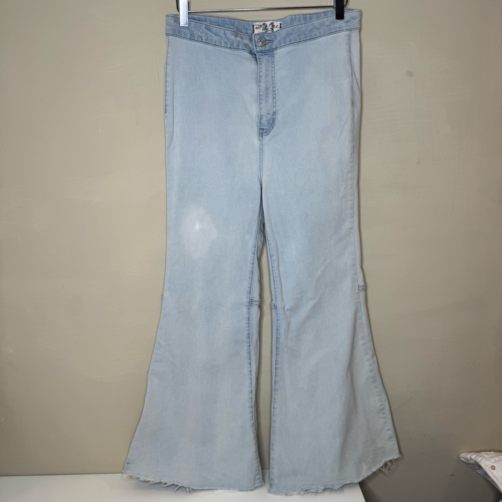 We the Free Youth quake Crop Flare Jeans Light Blue faded jeans size 31 NWOT